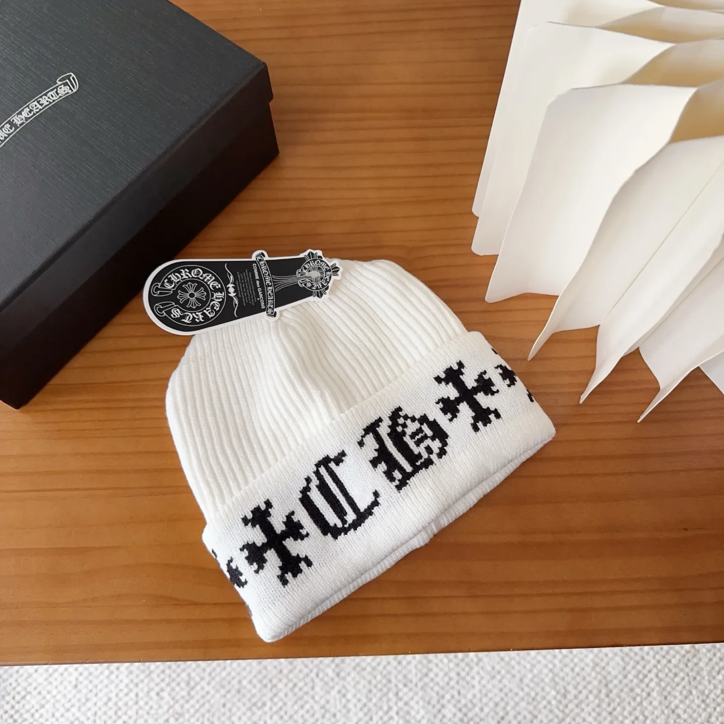 💰46 Crow Heart Autumn and Winter Wool Knitted Beanie This must be a favorite of minimalism. It is clean, neat, fashionable and versatile, and will definitely not be picky about your face shape! A fashionable classic that lasts forever! Fashionable black and white can be purchased together!